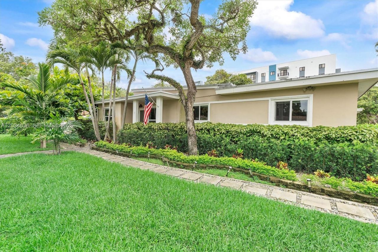 895 NE 129th St , North Miami, FL 33161 Photo