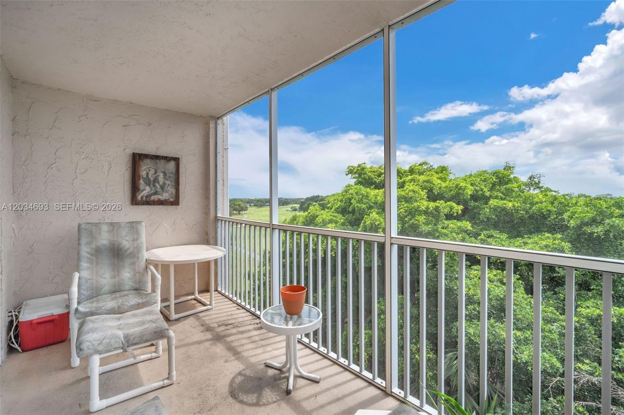 250 Jacaranda Dr , Unit 704, Plantation, FL 33324 Photo