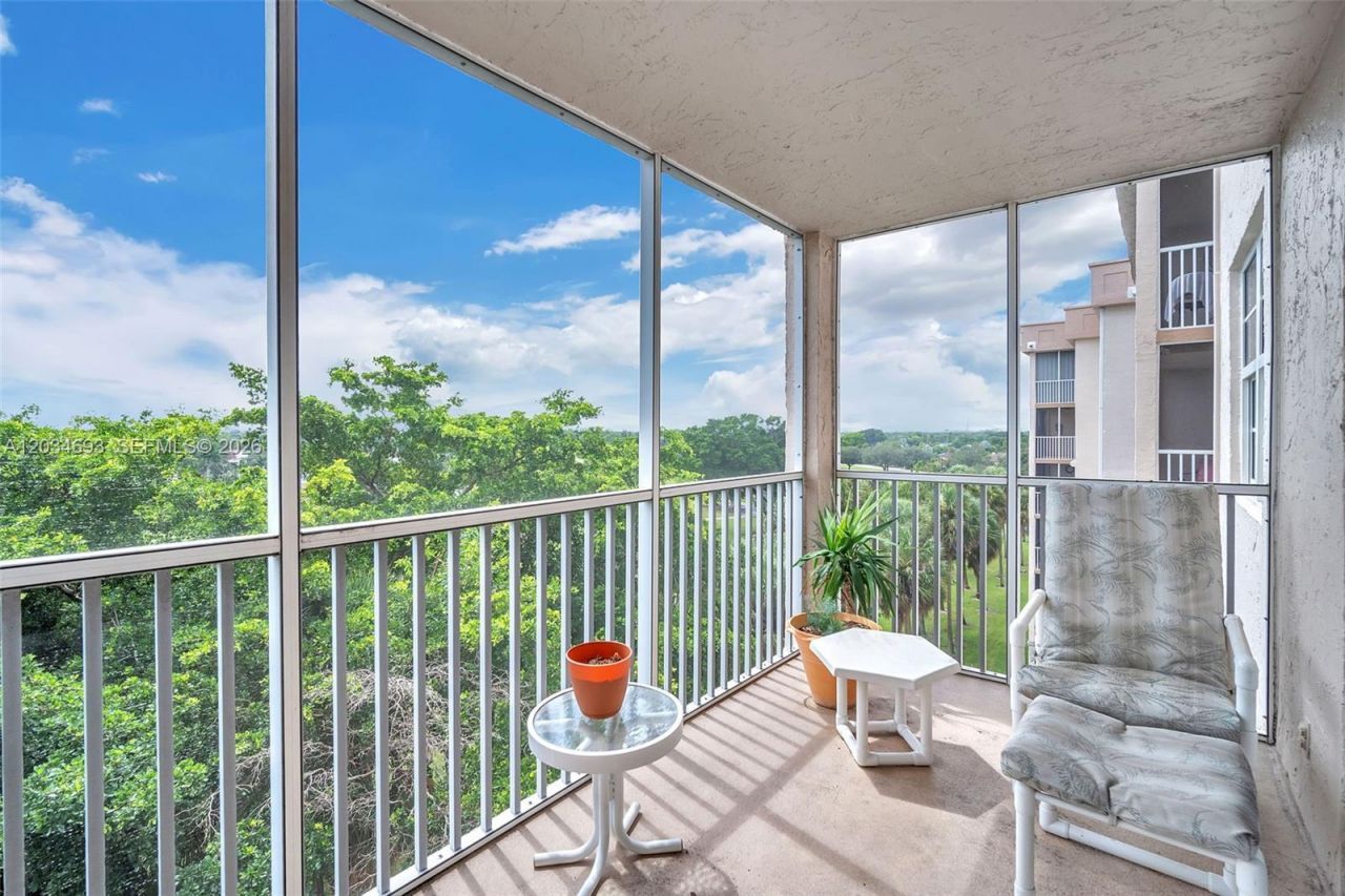 250 Jacaranda Dr , Unit 704, Plantation, FL 33324 Photo
