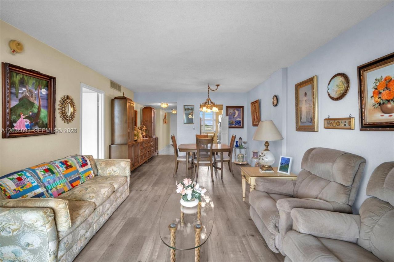 250 Jacaranda Dr , Unit 704, Plantation, FL 33324 Photo