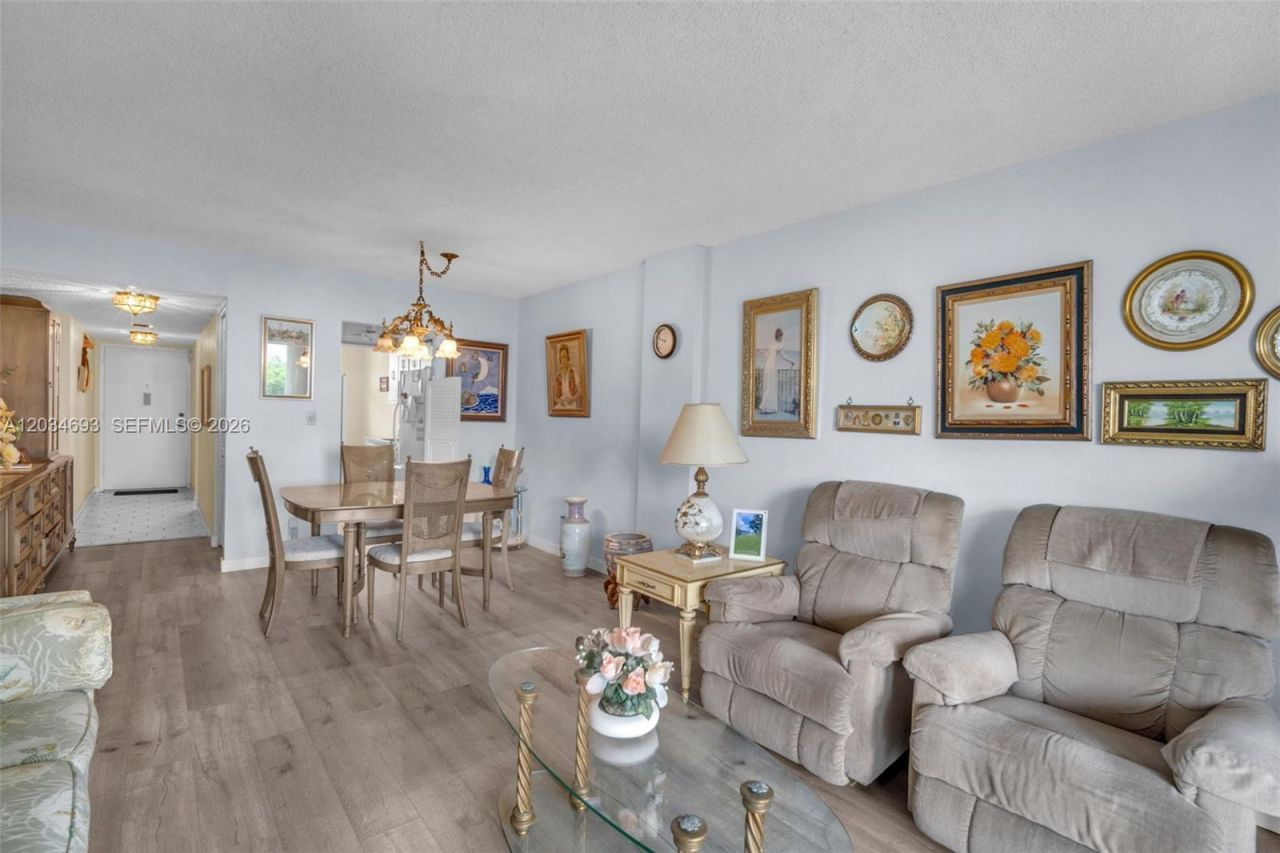 250 Jacaranda Dr , Unit 704, Plantation, FL 33324 Photo