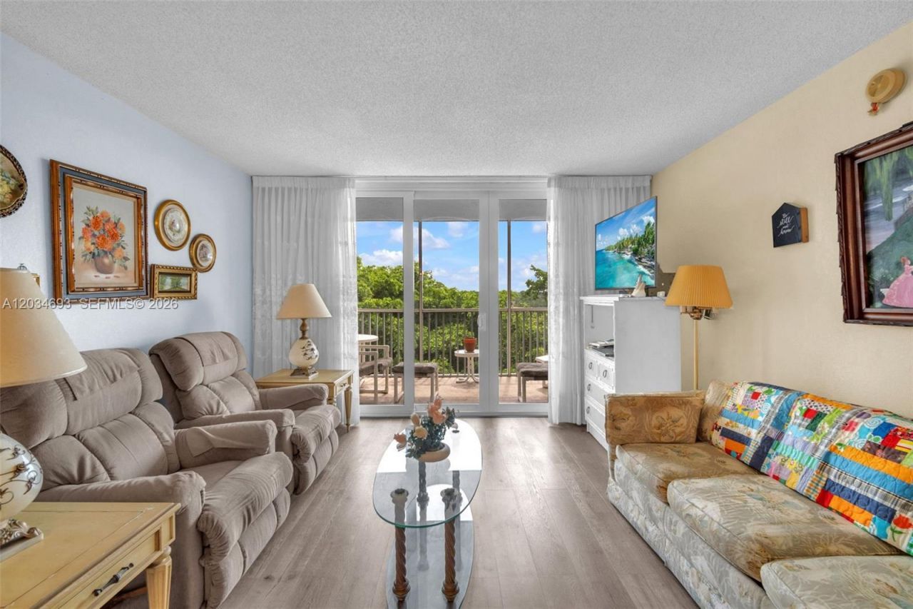 250 Jacaranda Dr , Unit 704, Plantation, FL 33324 Photo