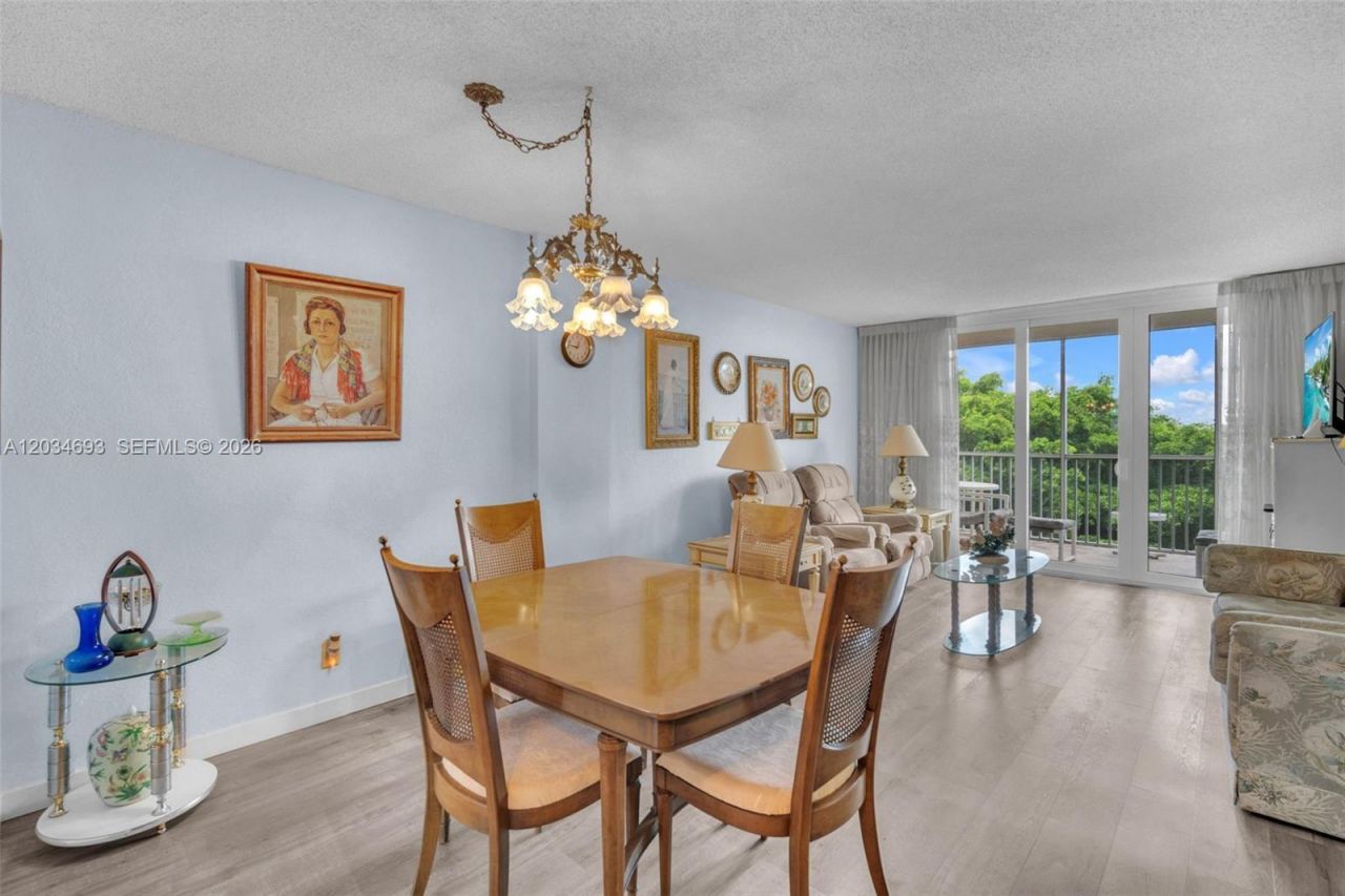 250 Jacaranda Dr , Unit 704, Plantation, FL 33324 Photo