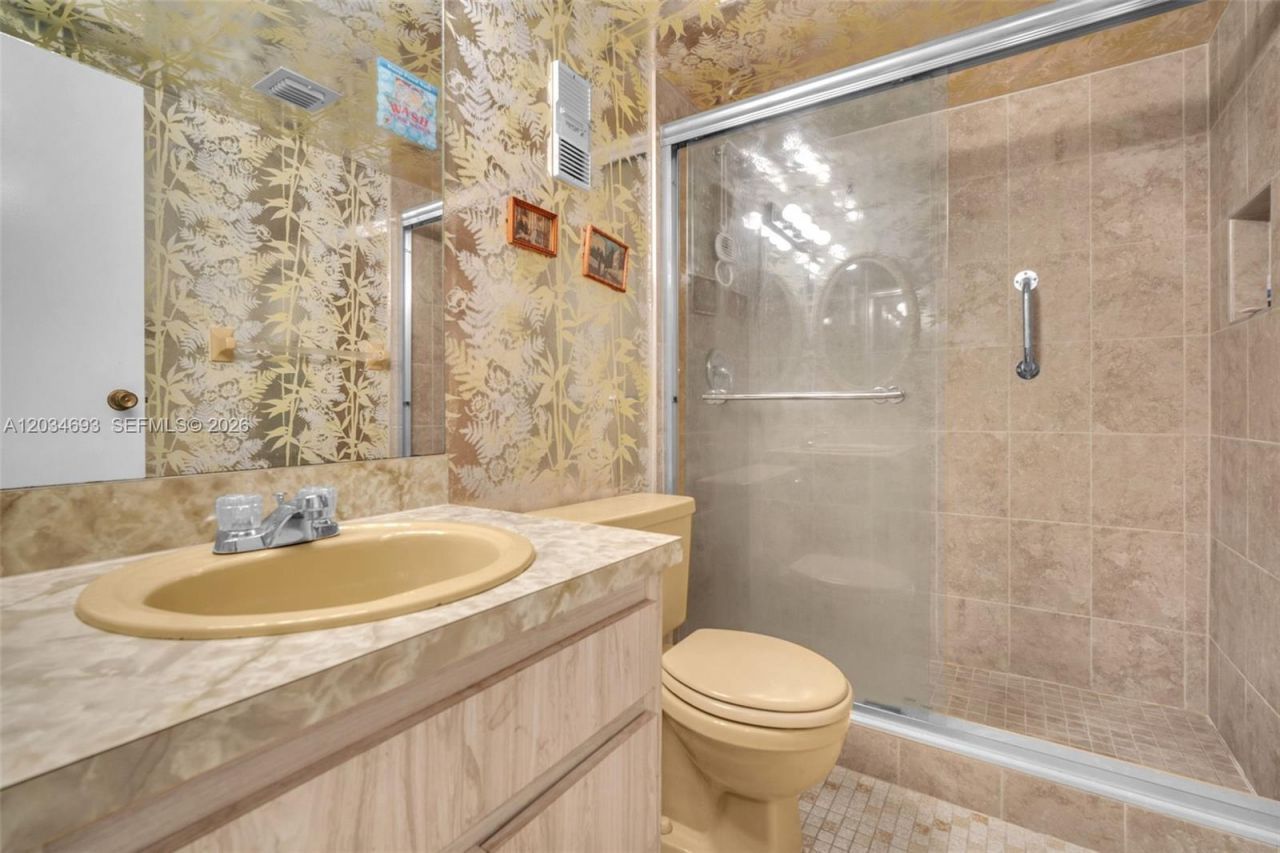 250 Jacaranda Dr , Unit 704, Plantation, FL 33324 Photo