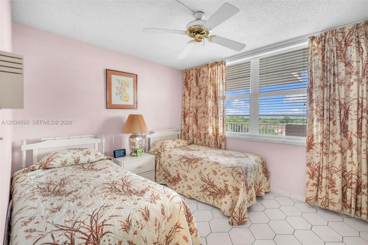 250 Jacaranda Dr , Unit 704, Plantation, FL 33324 Photo