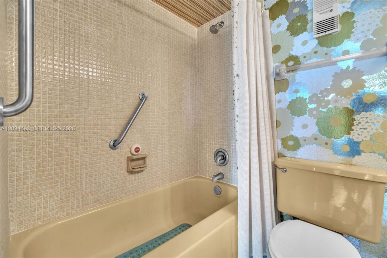 250 Jacaranda Dr , Unit 704, Plantation, FL 33324 Photo