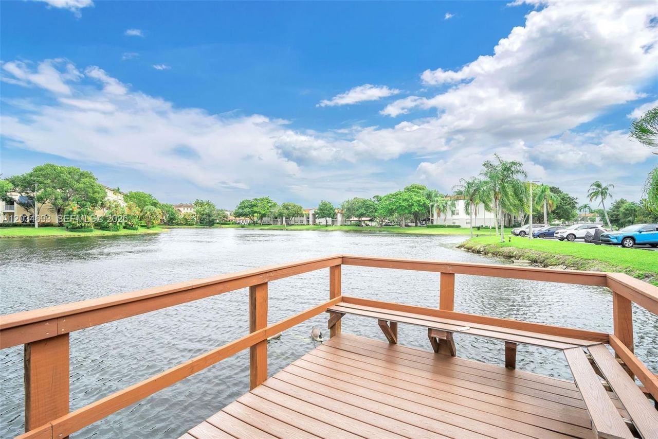 250 Jacaranda Dr , Unit 704, Plantation, FL 33324 Photo