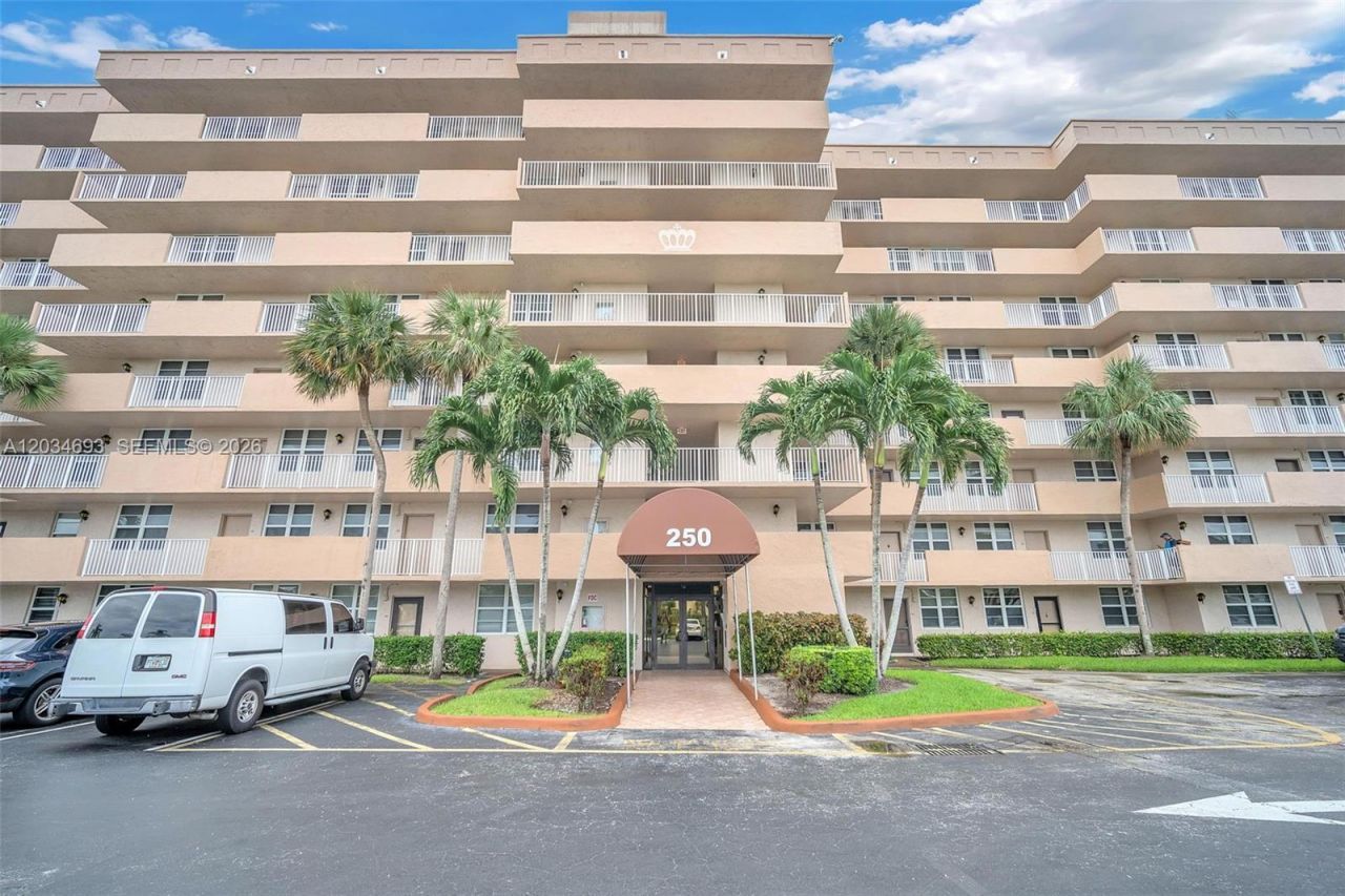 250 Jacaranda Dr , Unit 704, Plantation, FL 33324 Photo