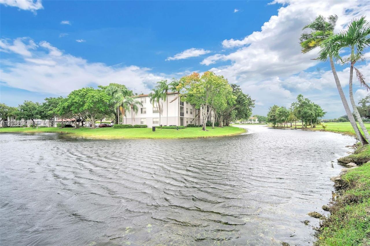 250 Jacaranda Dr , Unit 704, Plantation, FL 33324 Photo