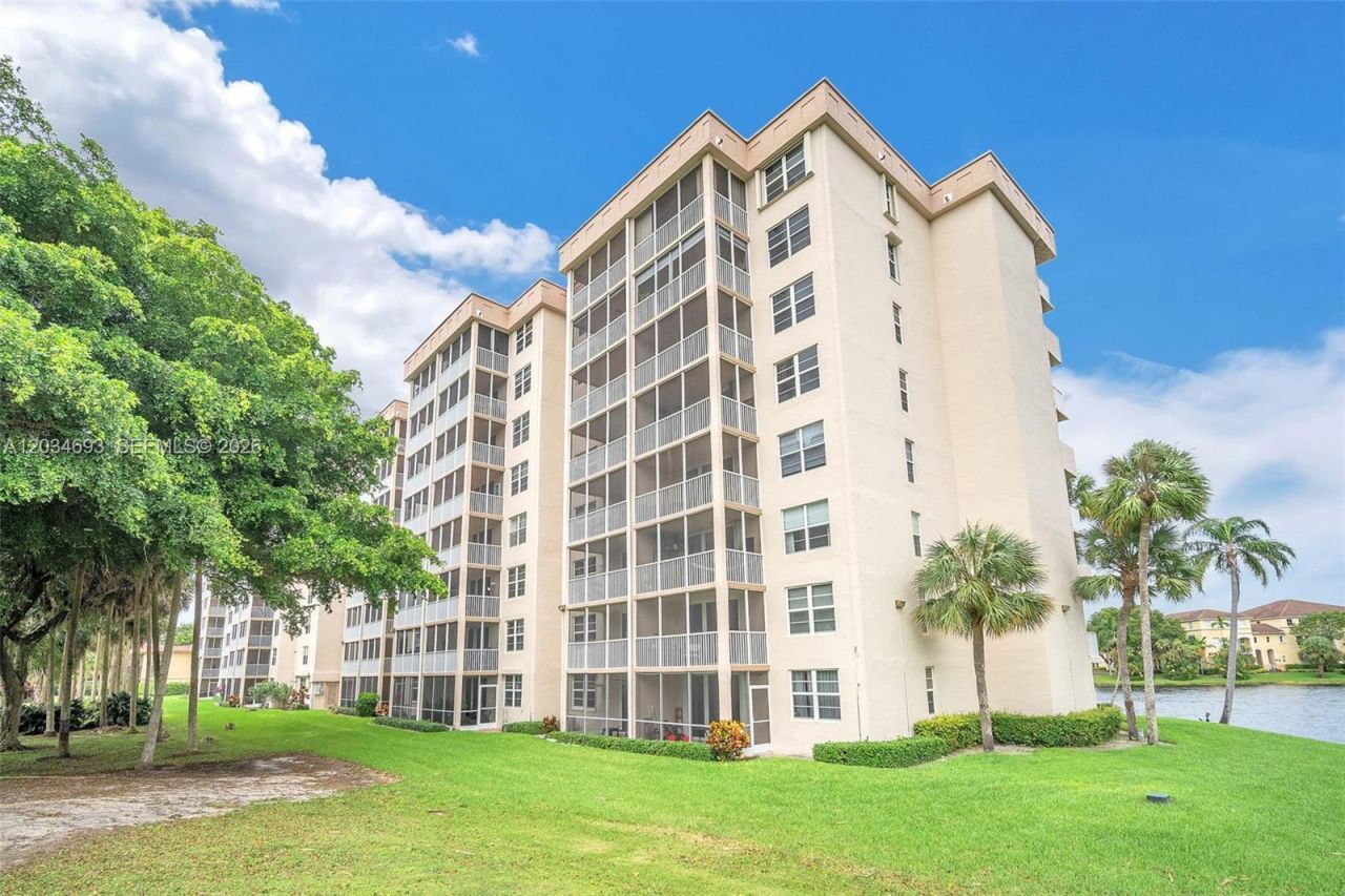 250 Jacaranda Dr , Unit 704, Plantation, FL 33324 Photo