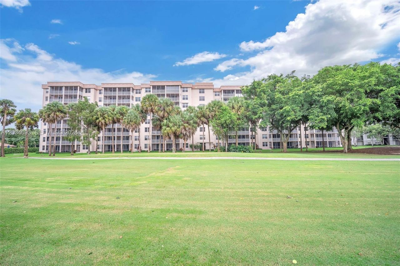 250 Jacaranda Dr , Unit 704, Plantation, FL 33324 Photo