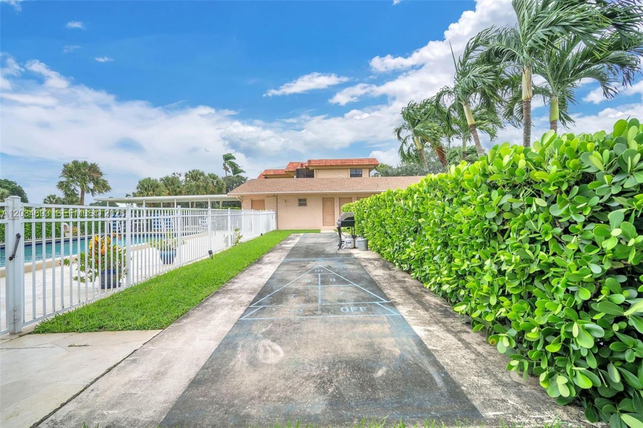250 Jacaranda Dr , Unit 704, Plantation, FL 33324 Photo