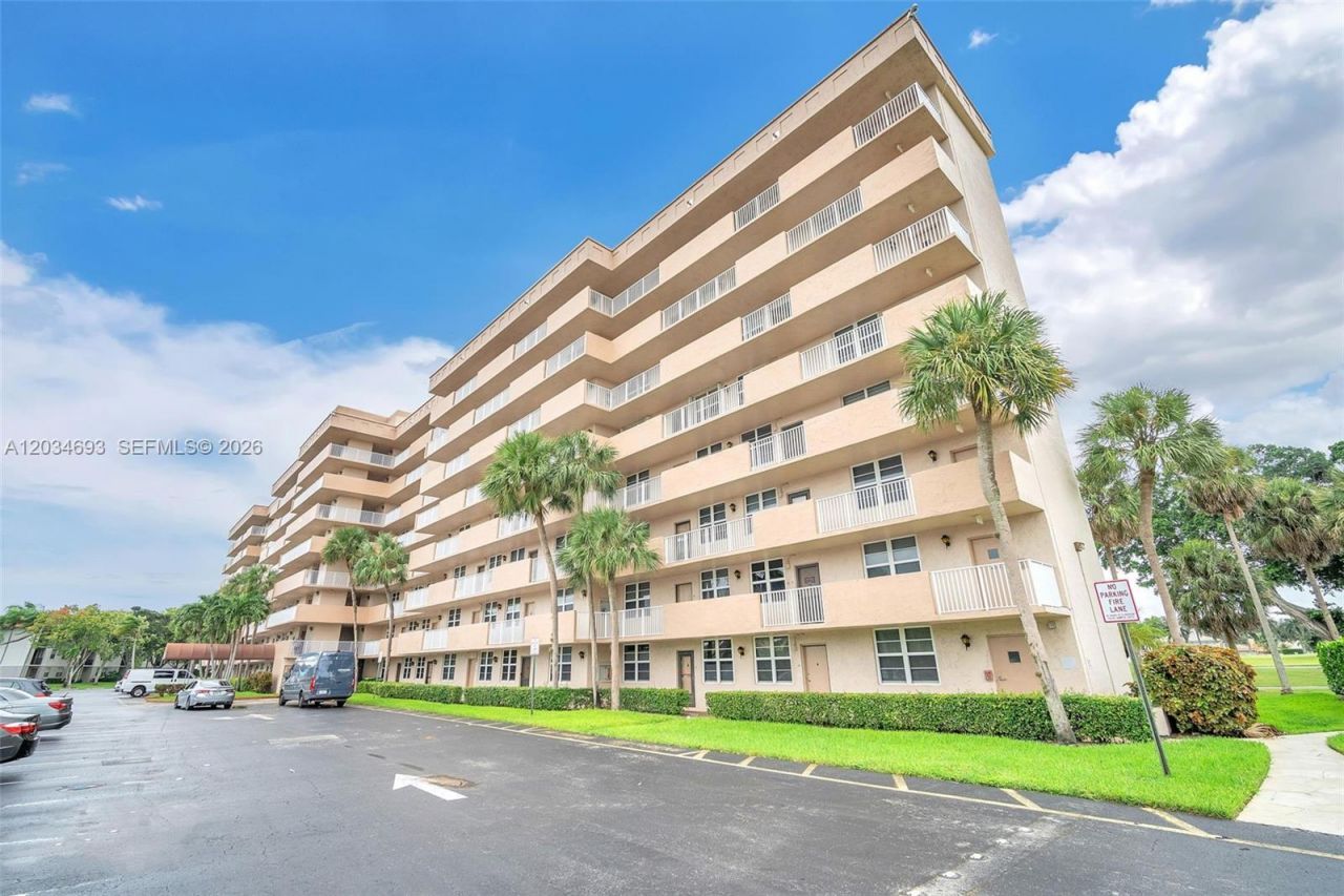250 Jacaranda Dr , Unit 704, Plantation, FL 33324 Photo