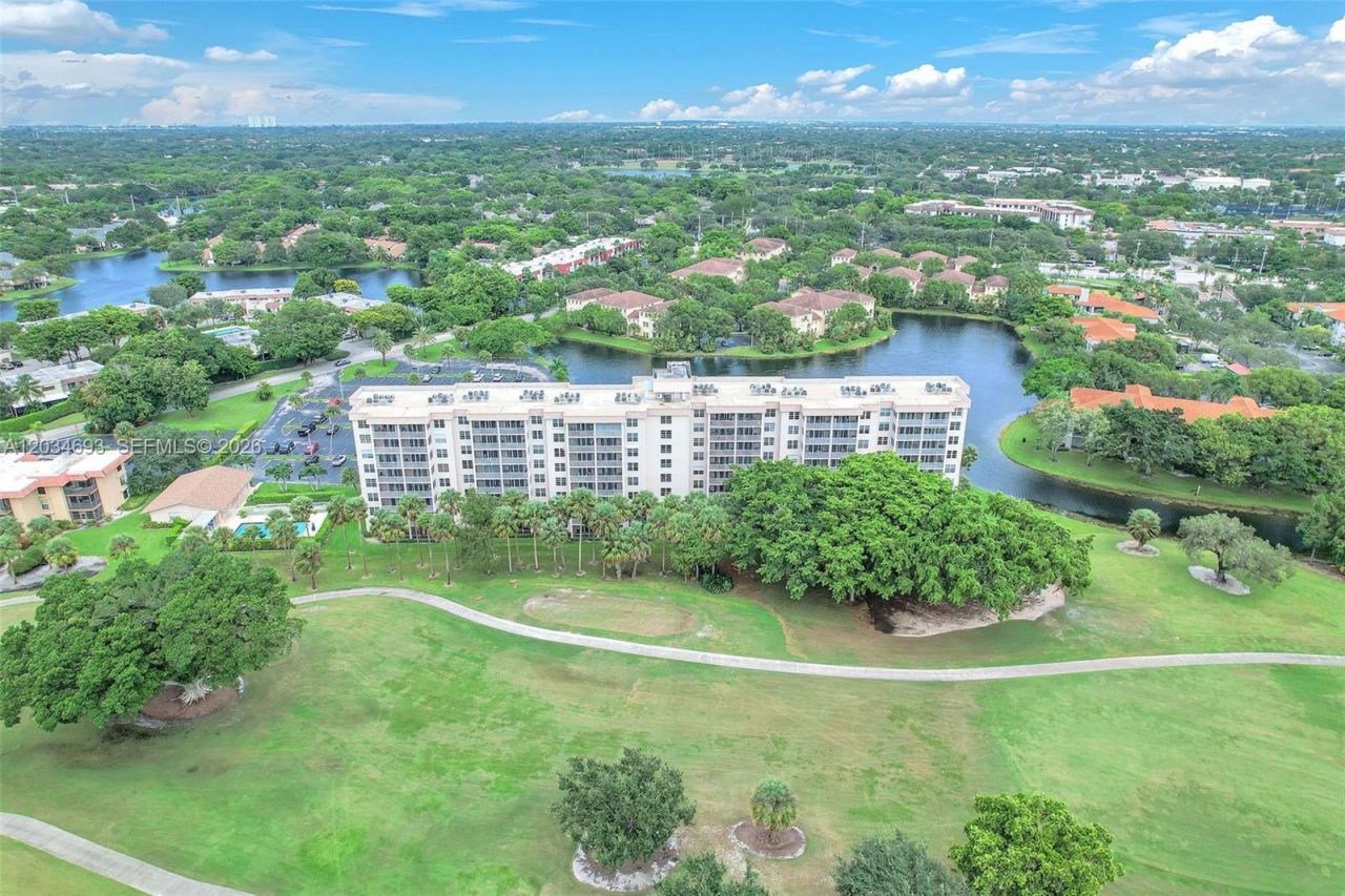 250 Jacaranda Dr , Unit 704, Plantation, FL 33324 Photo