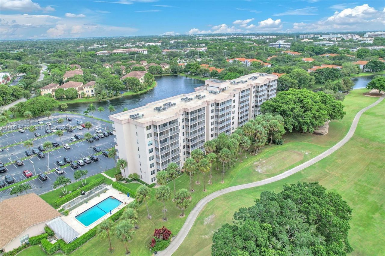 250 Jacaranda Dr , Unit 704, Plantation, FL 33324 Photo