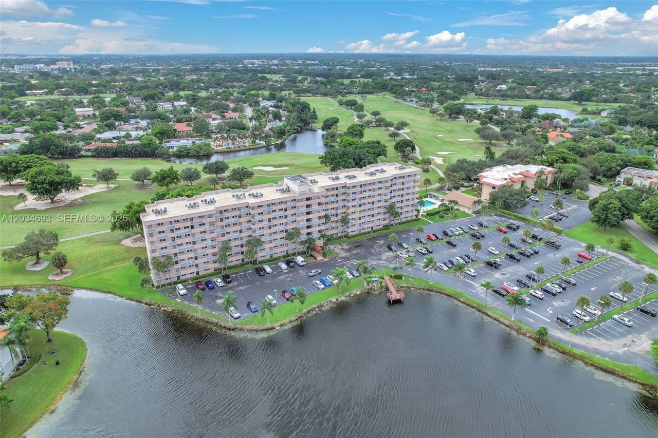 250 Jacaranda Dr , Unit 704, Plantation, FL 33324 Photo