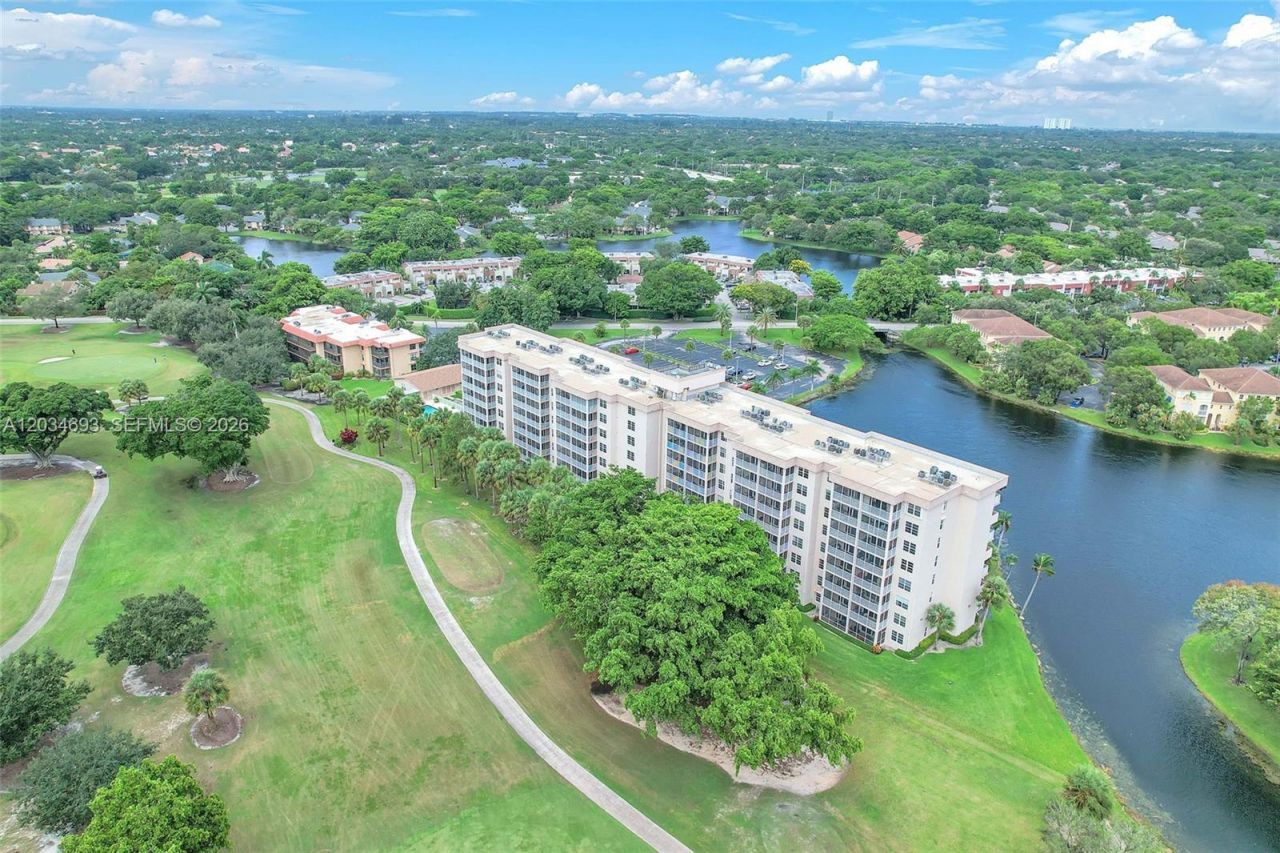 250 Jacaranda Dr , Unit 704, Plantation, FL 33324 Photo