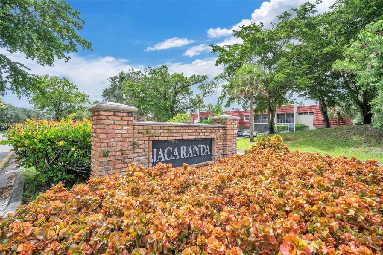 250 Jacaranda Dr , Unit 704, Plantation, FL 33324 Photo