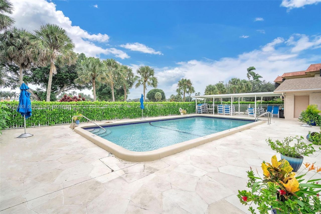 250 Jacaranda Dr , Unit 704, Plantation, FL 33324 Photo