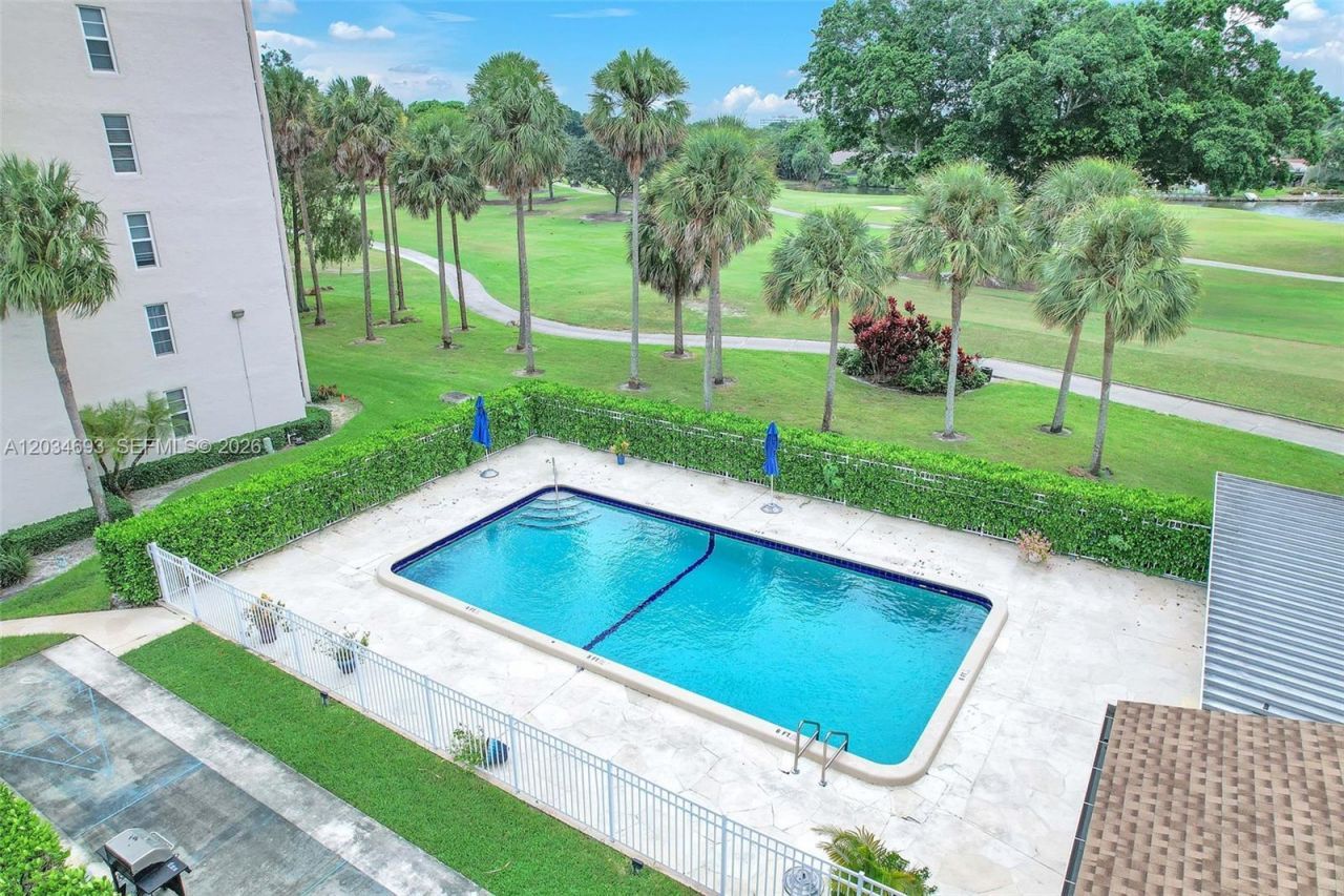 250 Jacaranda Dr , Unit 704, Plantation, FL 33324 Photo
