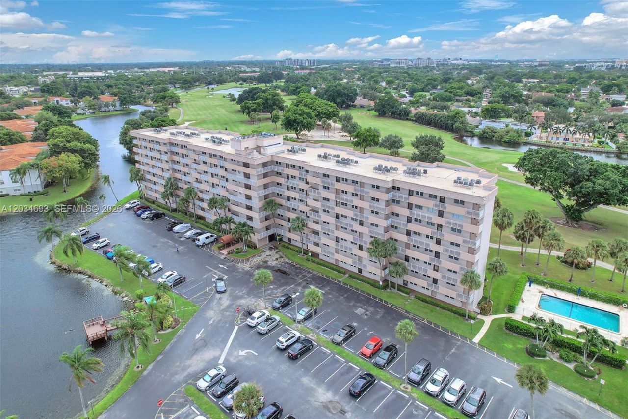 250 Jacaranda Dr , Unit 704, Plantation, FL 33324 Photo