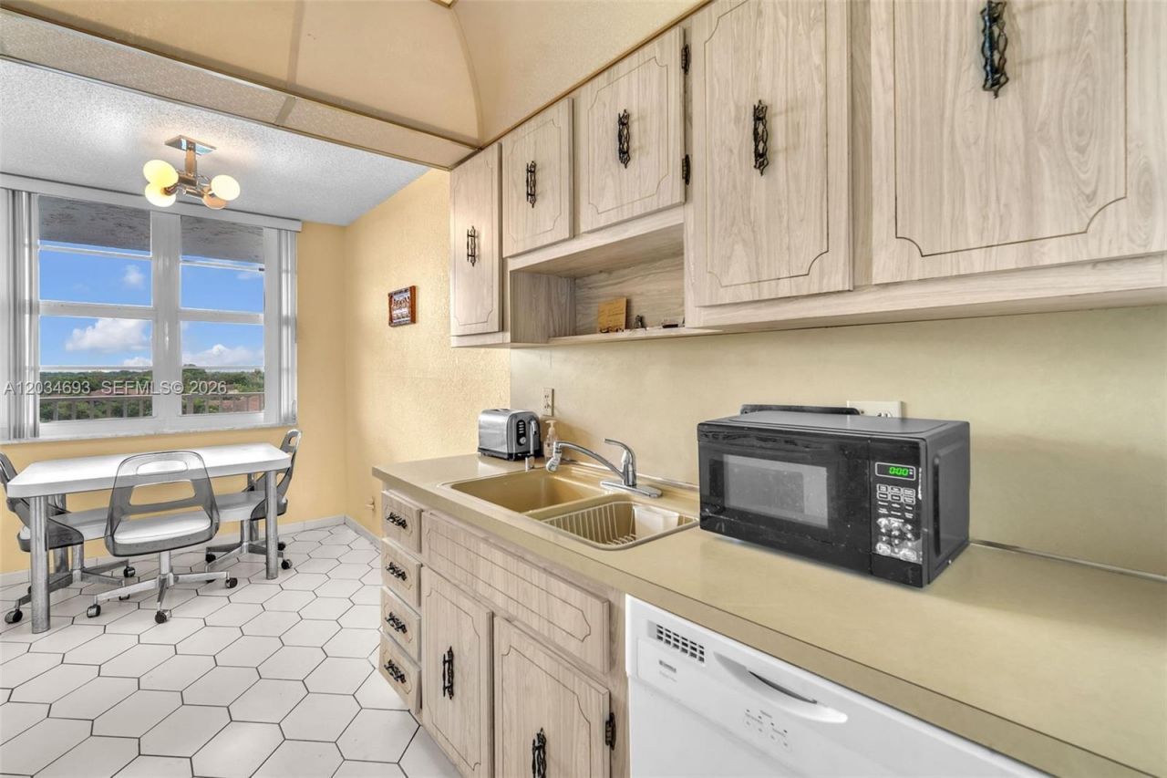 250 Jacaranda Dr , Unit 704, Plantation, FL 33324 Photo