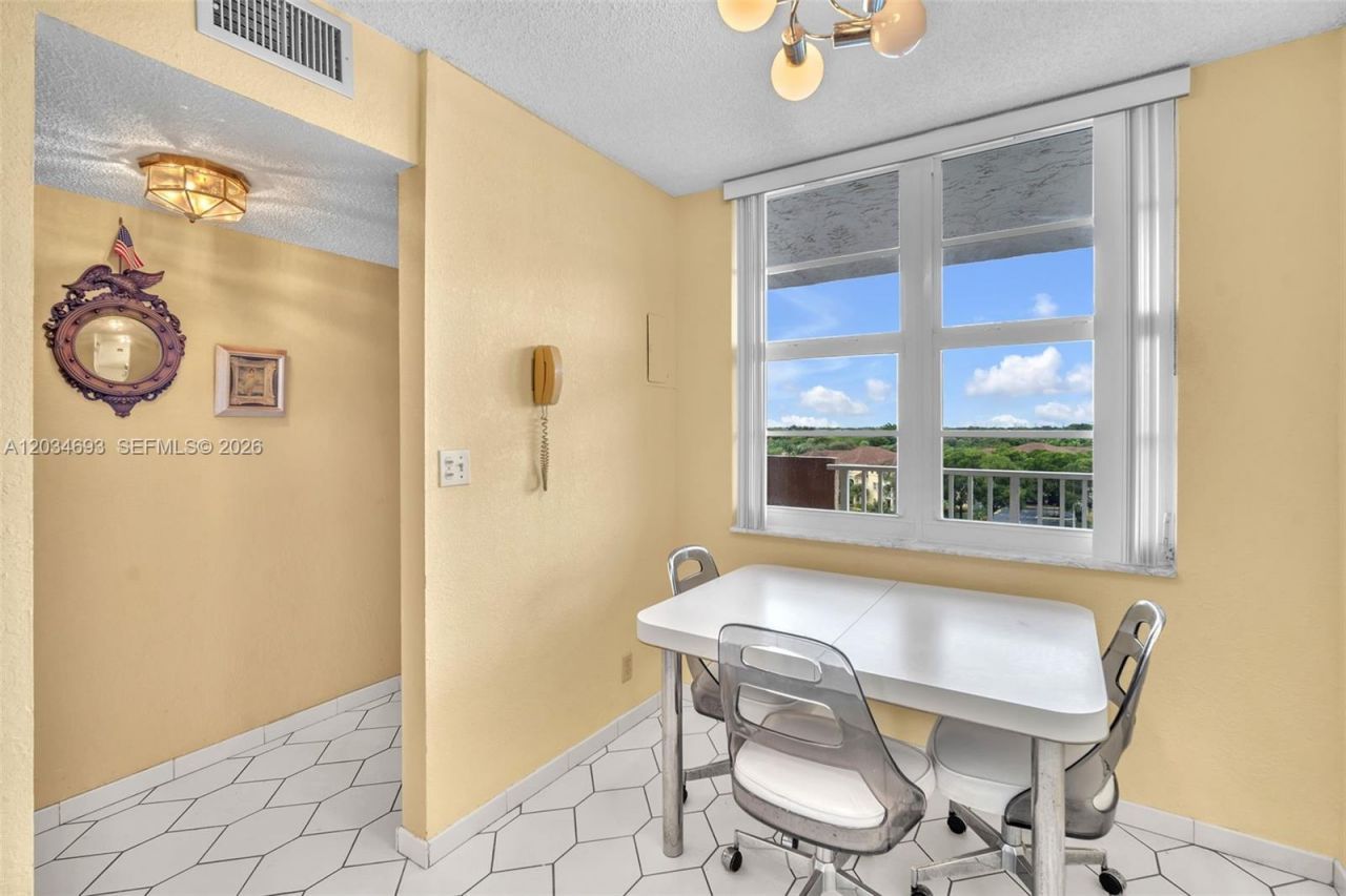 250 Jacaranda Dr , Unit 704, Plantation, FL 33324 Photo