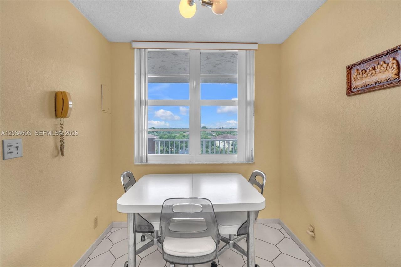 250 Jacaranda Dr , Unit 704, Plantation, FL 33324 Photo