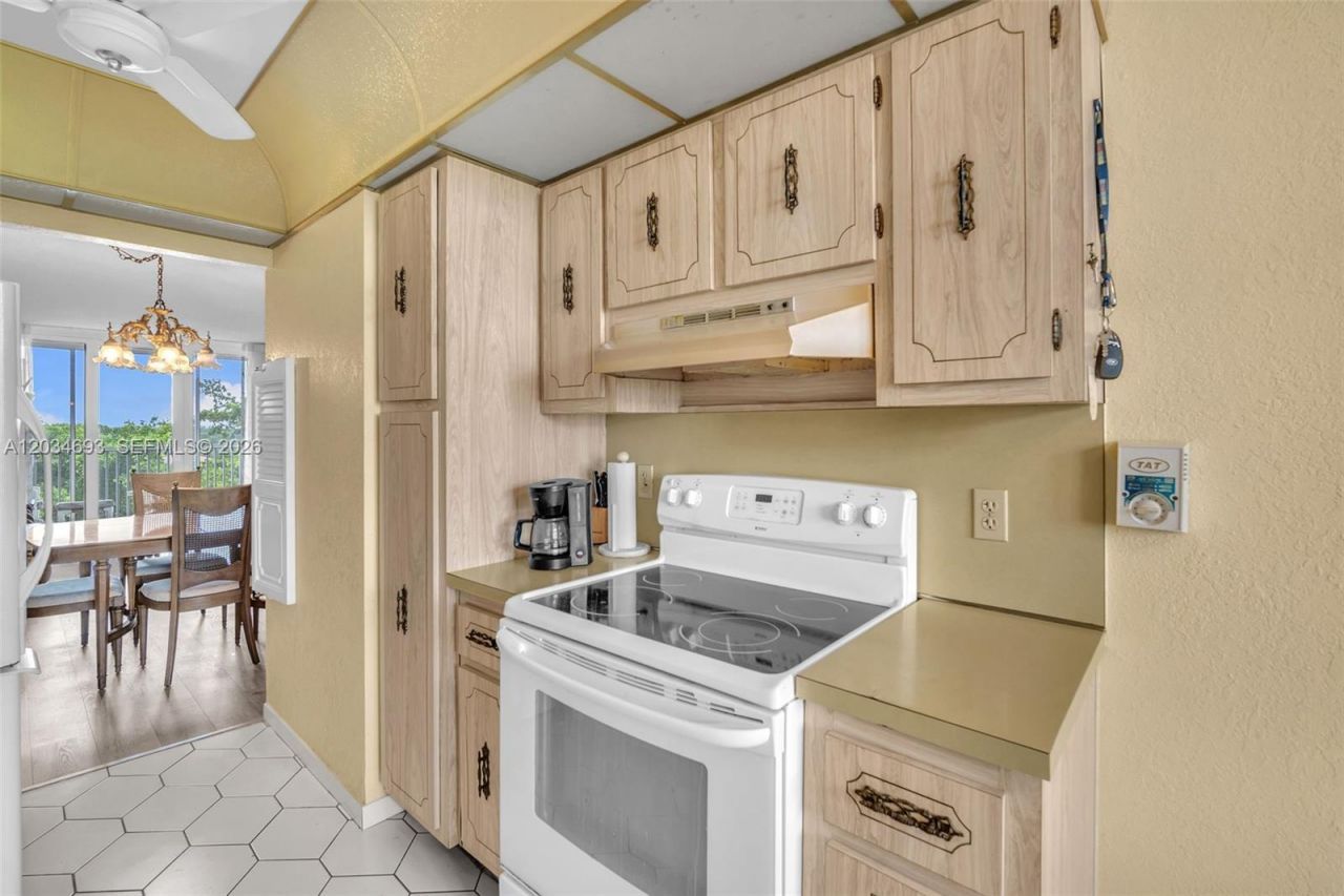 250 Jacaranda Dr , Unit 704, Plantation, FL 33324 Photo