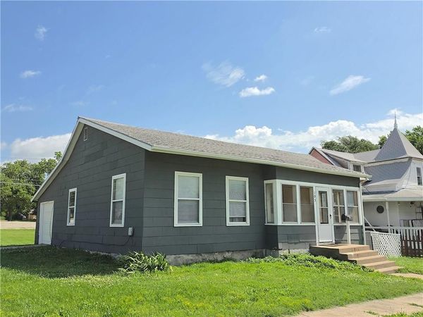103 E 3rd Avenue, Garnett, KS 66032