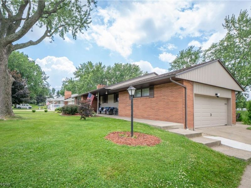6145 Hollydale Avenue NE, Canton, OH 44721 Photo 2