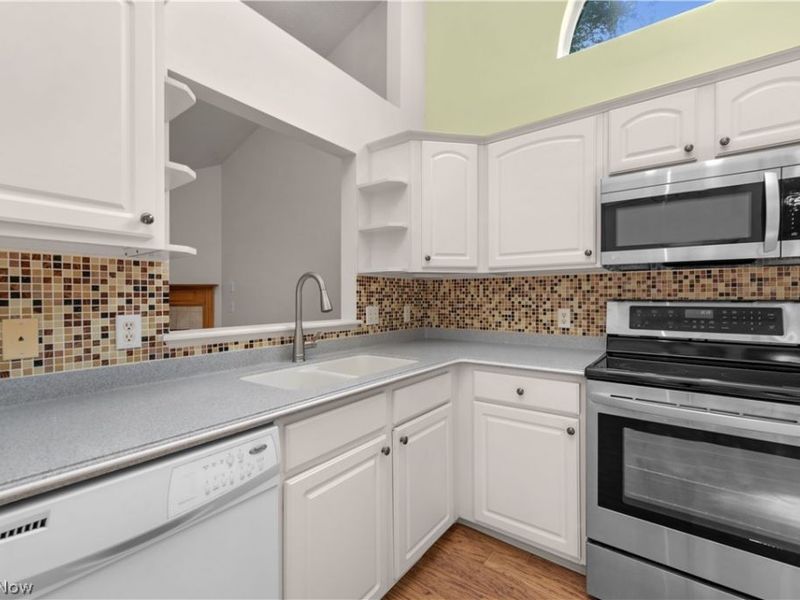 9097 Fern Cove E, Olmsted Falls, OH 44138 Photo 12