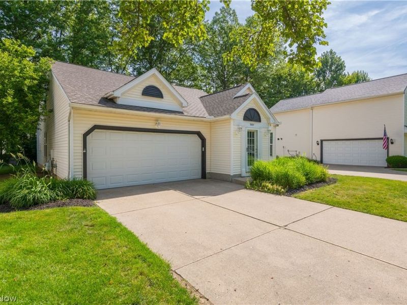 9097 Fern Cove E, Olmsted Falls, OH 44138 Photo 2