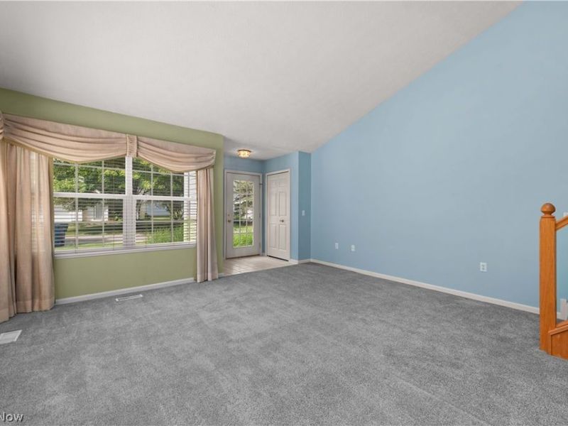 9097 Fern Cove E, Olmsted Falls, OH 44138 Photo 4