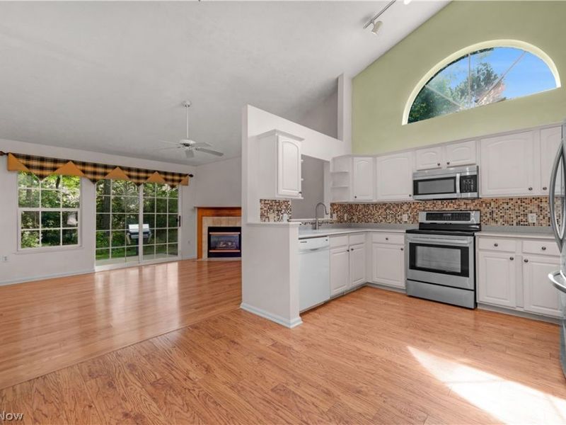 9097 Fern Cove E, Olmsted Falls, OH 44138 Photo 9