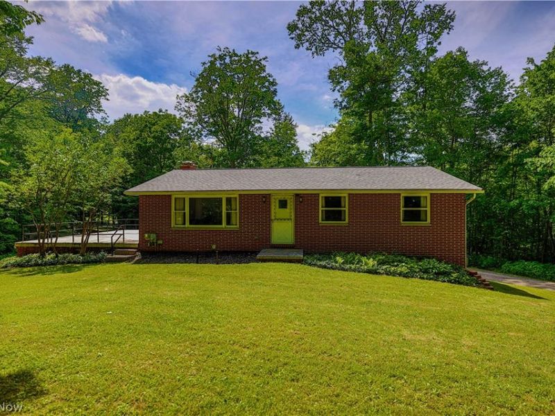 5475 Parks Avenue NE, Louisville, OH 44641 Photo 2