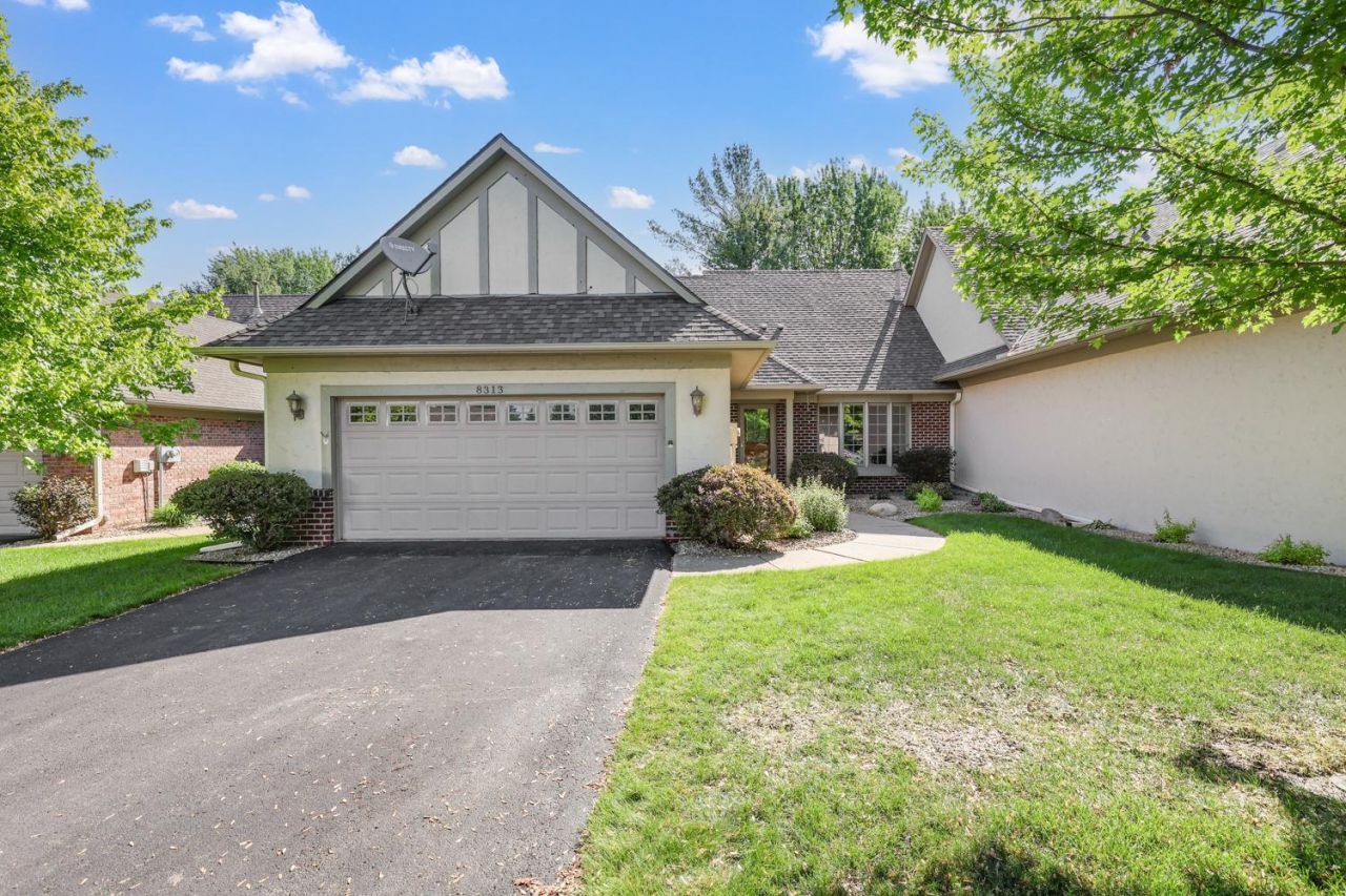 8313 Essex Road , Chanhassen, MN 55317
