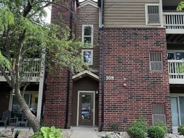 108 Glengarry Drive, Unit 102, Bloomingdale, IL 60108