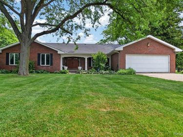 1330 Meadow Green Lane, Linden, MI 48451