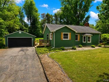 1405 Middle Road , Highland Twp, MI 48357