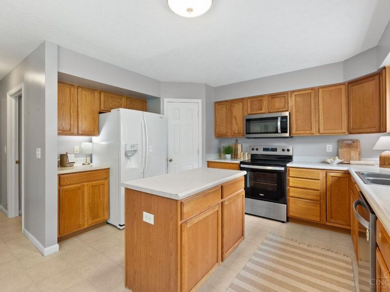 5902 Pepperridge Court, Hamilton Twp, OH 45039 Photo 12