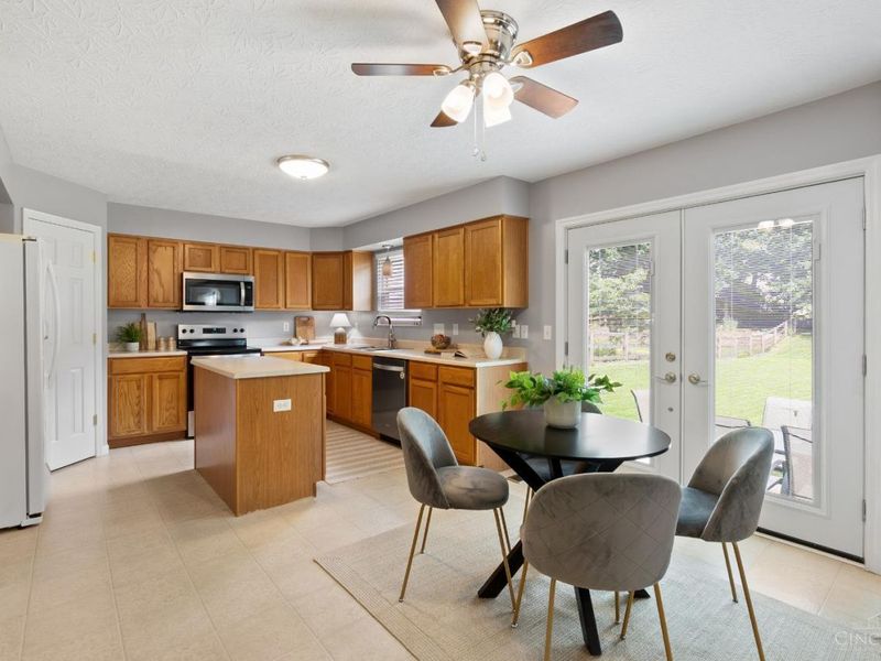 5902 Pepperridge Court, Hamilton Twp, OH 45039 Photo 2