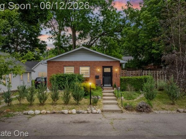 225 1st Street , Fenton, MI 48430