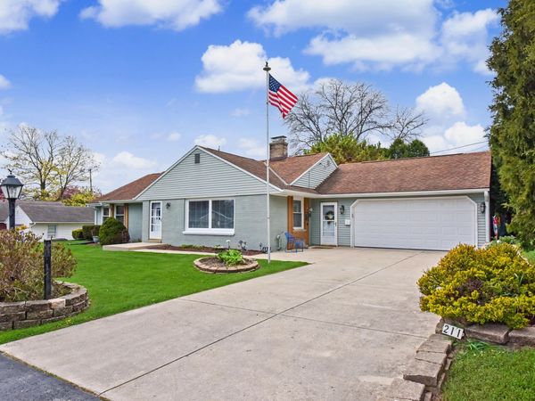 211 E Alta Loma Cir, Thiensville, WI 53092