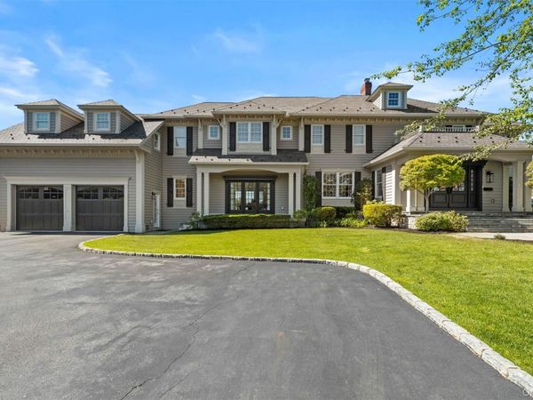10 Magoun Road, West Islip, NY 11795