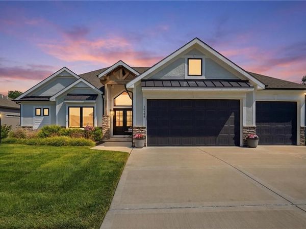 14790 Thousand Oaks Place, Parkville, MO 64152