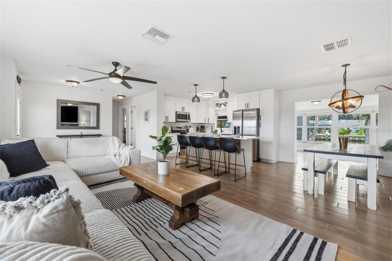 9910 Peninsular Drive, Gibsonton, FL 33534 Photo