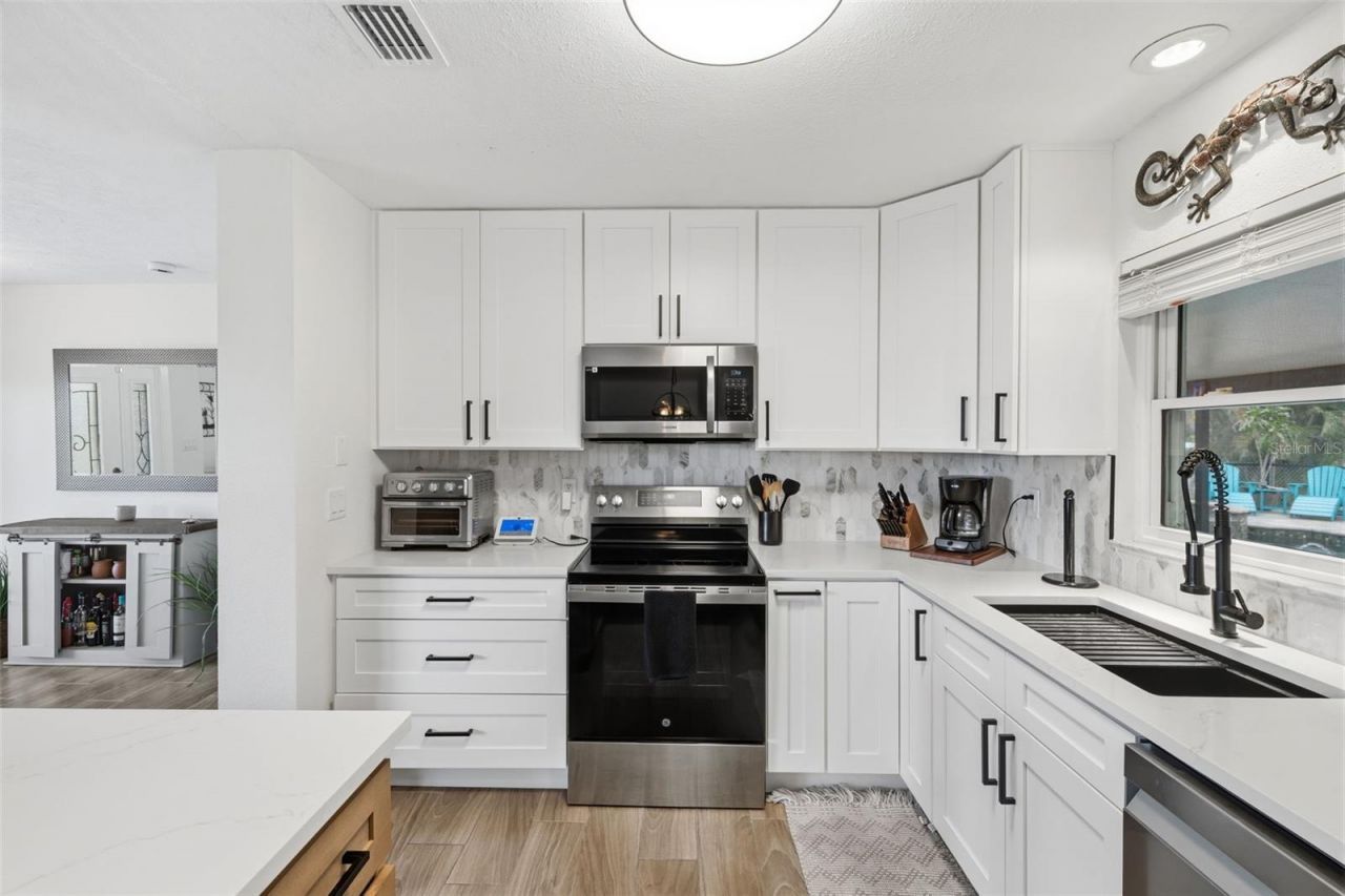 9910 Peninsular Drive, Gibsonton, FL 33534 Photo