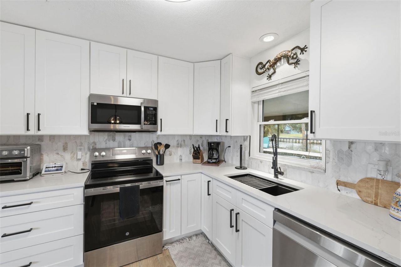 9910 Peninsular Drive, Gibsonton, FL 33534 Photo