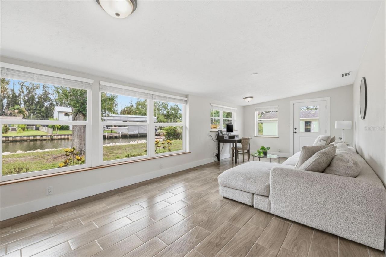 9910 Peninsular Drive, Gibsonton, FL 33534 Photo